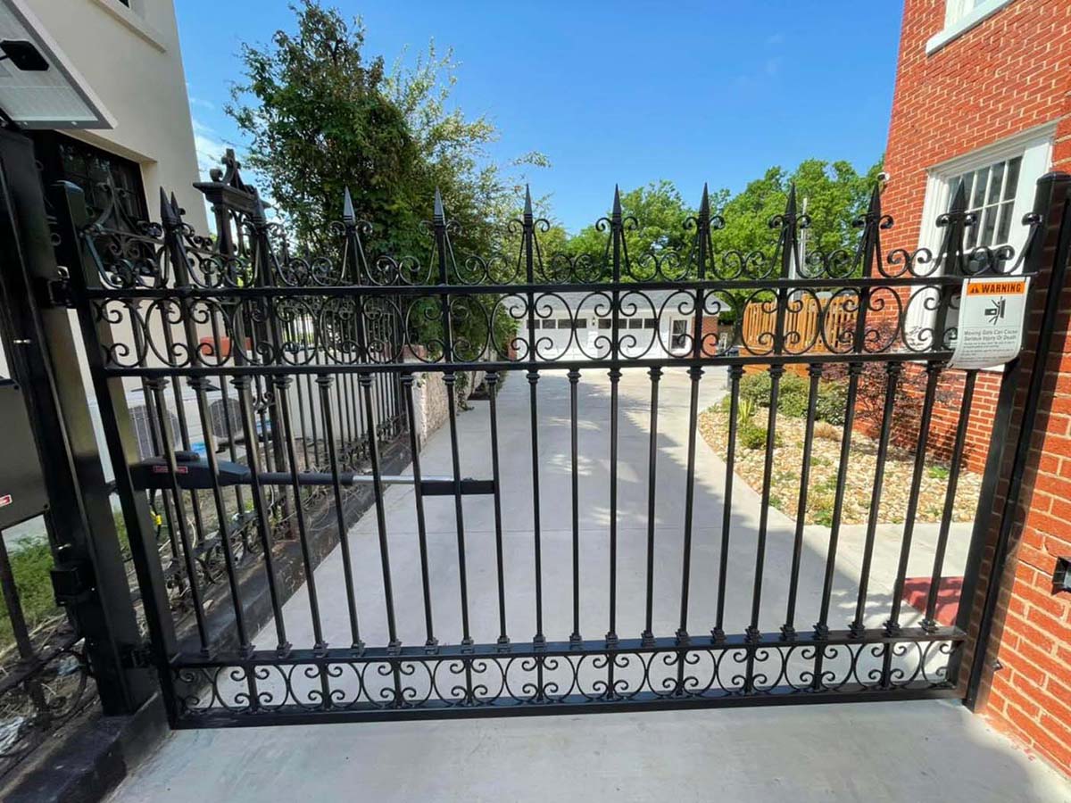 Photo of an automatic gate from a Central Oklahoma fence company